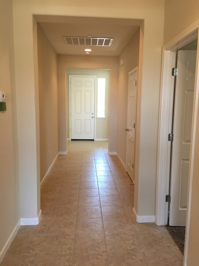 Foto del edificio - Do Not Disturb Occupants. Apply Now to Schedule Viewing. *****YARD SERVICE INCLUDED*****