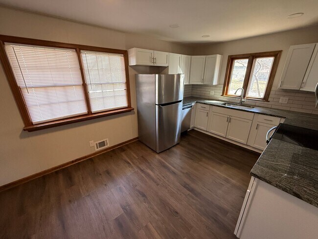 Foto del edificio - 3BR/2BA w/ Finished Basement + Fenced Yard in Raytown