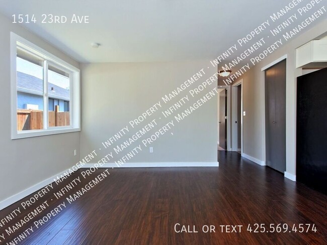 Building Photo - Renovated 3 Bedroom Duplex Central District!