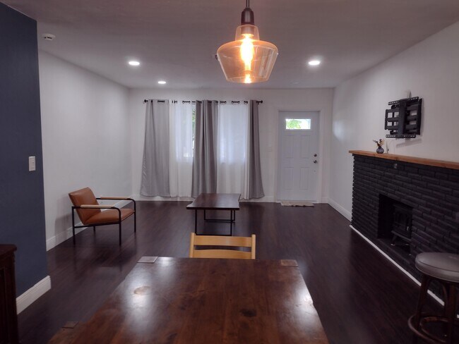 Building Photo - 1023 N Golf Dr