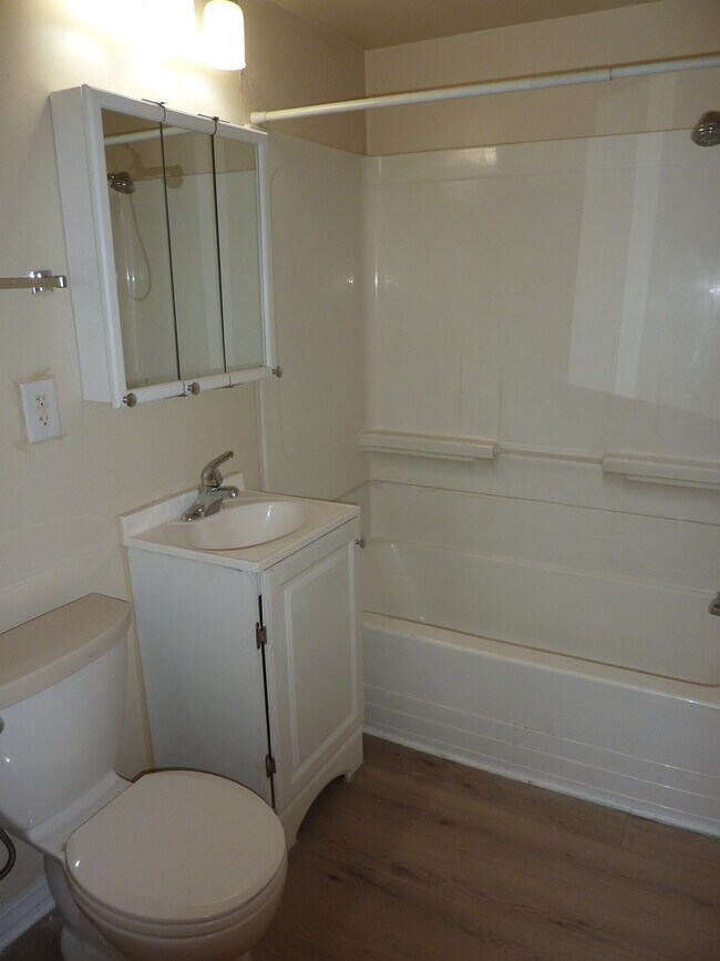 Building Photo - 27 Acker St W