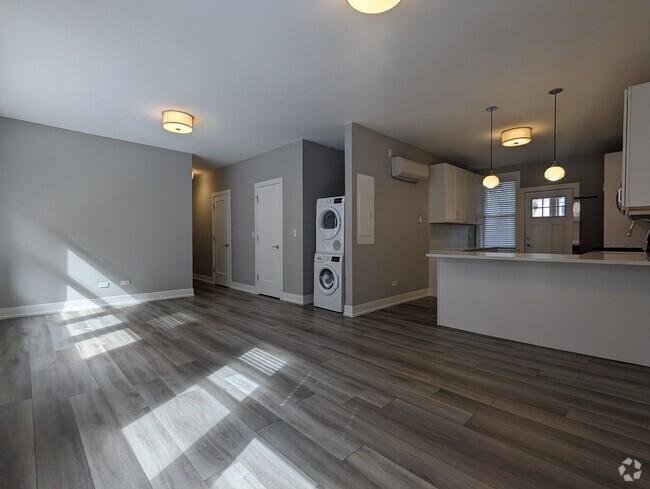 Building Photo - 3933 N Janssen Ave