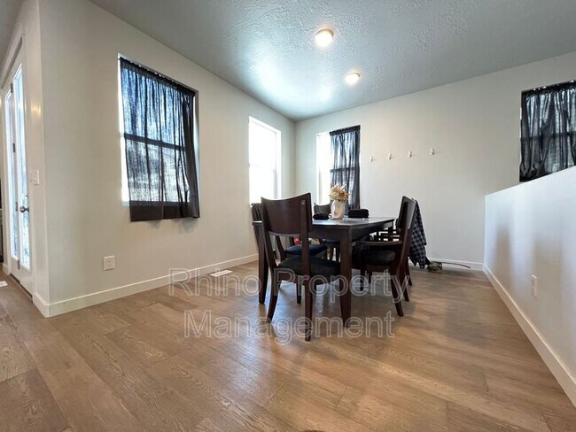 Foto del edificio - 6691 Woods Rose Dr