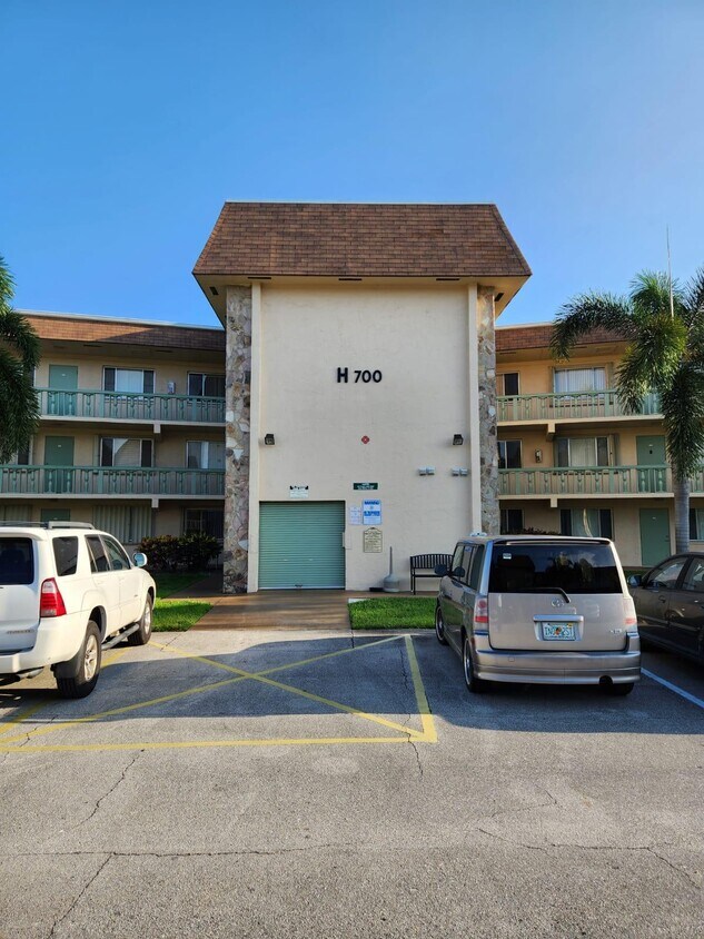 700 Village Green Ct Unit 306, Palm Springs, FL 33461 Condo for Rent in Palm Springs, FL