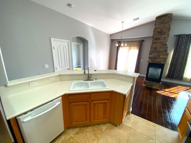 Building Photo - Charming 2 bedroom 2 bath townhome in Sout...