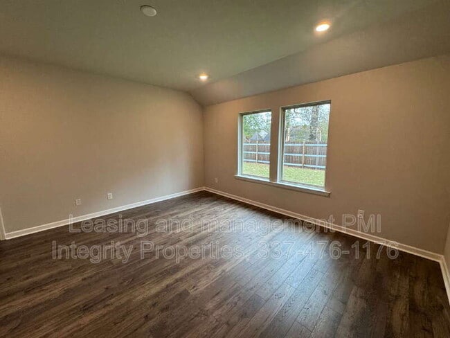 Building Photo - 325 White Pine Dr