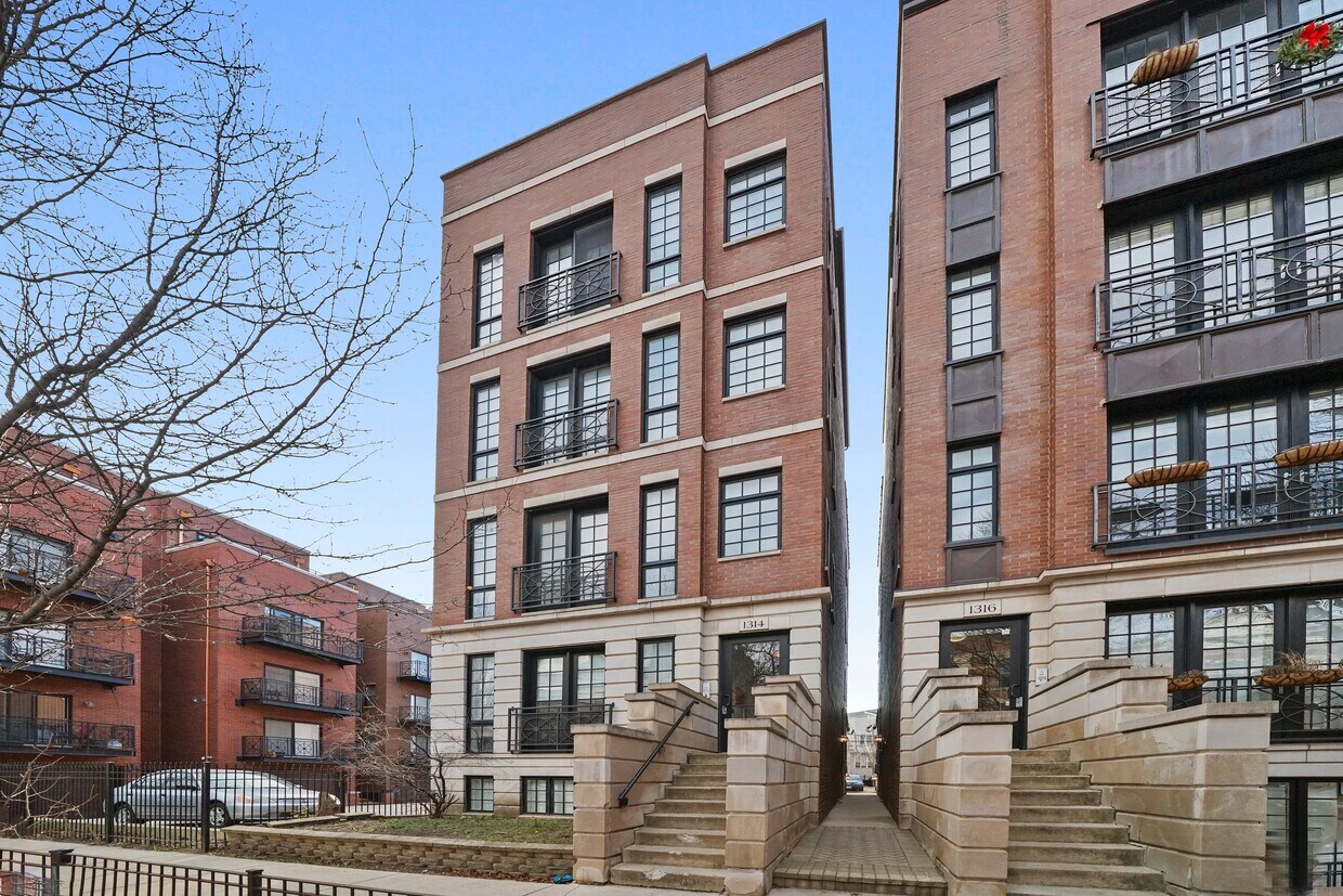 Primary Photo - 1314 N Wicker Park Ave