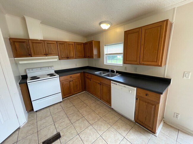 Foto del edificio - Large 3 bedroom 2 bathroom home available ...