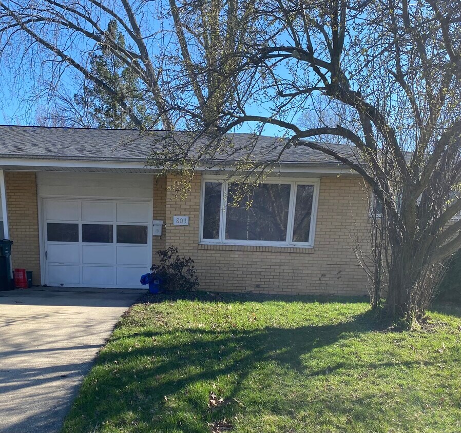 Foto principal - 803 E Harding Dr