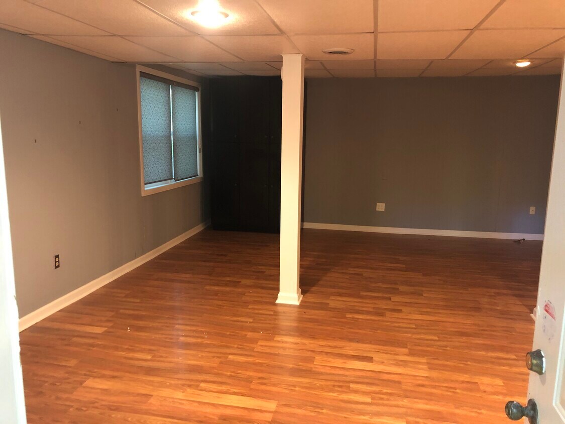 Spacious king bed area & built in closet - 4622 Kings Down Rd