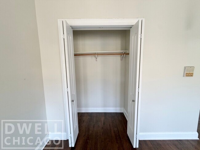 Foto del edificio - 3825 N Greenview Ave