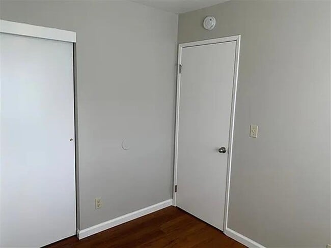 Building Photo - Serious inquiries