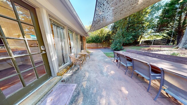 Foto del edificio - Super Cute One Level Home 1 mile from Toom...