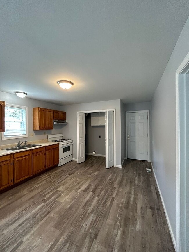 Building Photo - Remodeled 2 Bedroom Duplex