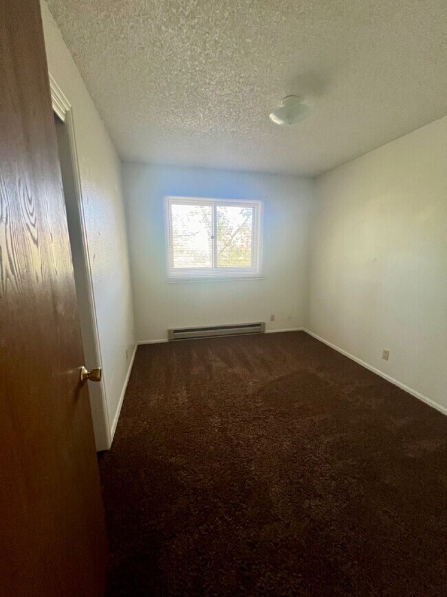 Foto del edificio - Upper level two bedroom, one bathroom clos...