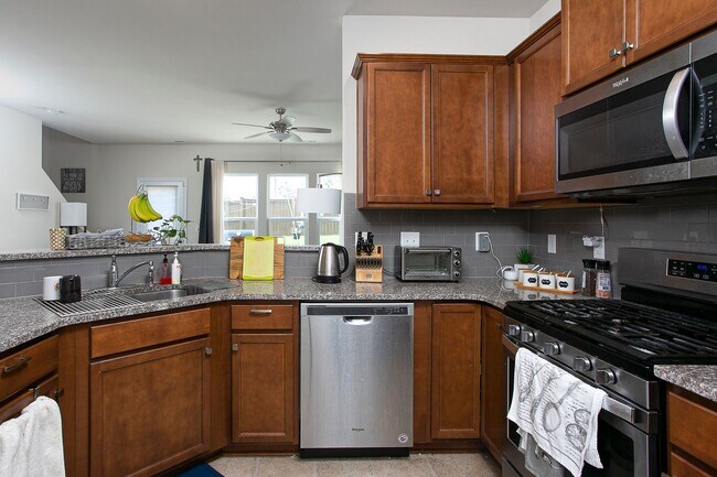 Foto del edificio - Available now! Luxurious 3 bedroom townhou...