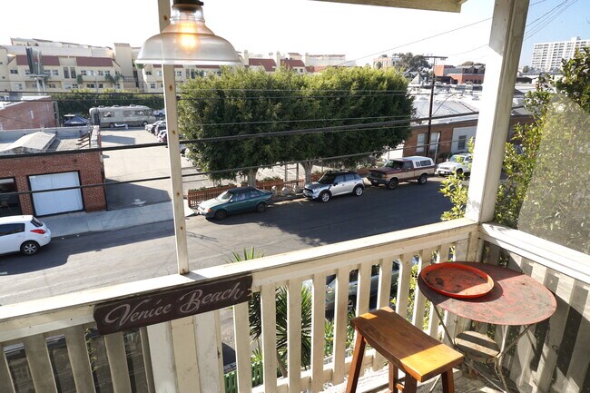 Foto del edificio - 242 Hampton Dr