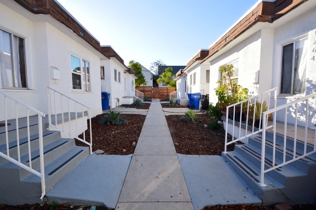 Courtyard - Silverlake Apartments