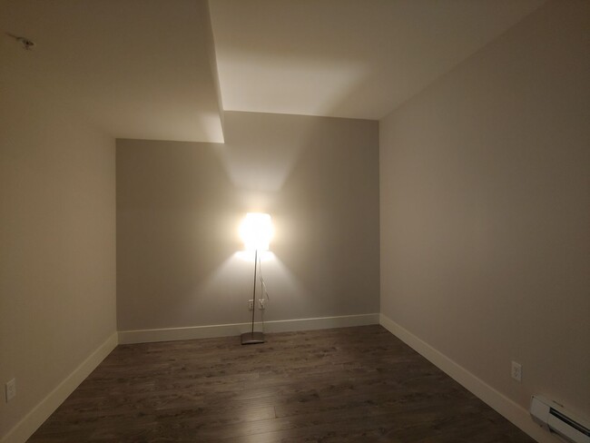 Foto del edificio - Open 2bdrm 1 bath with floor to ceiling wi...