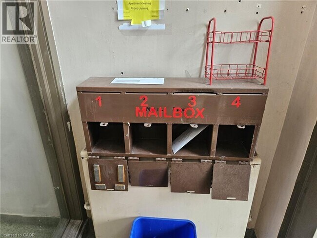 Photo du bâtiment - 216 Parkdale Ave N