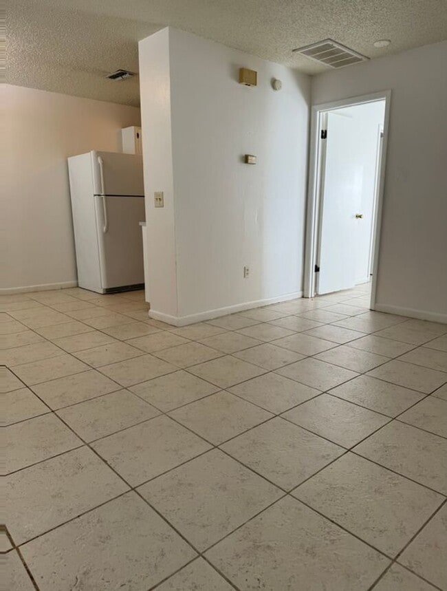 Building Photo - 3020 Allred Dr - Apt B