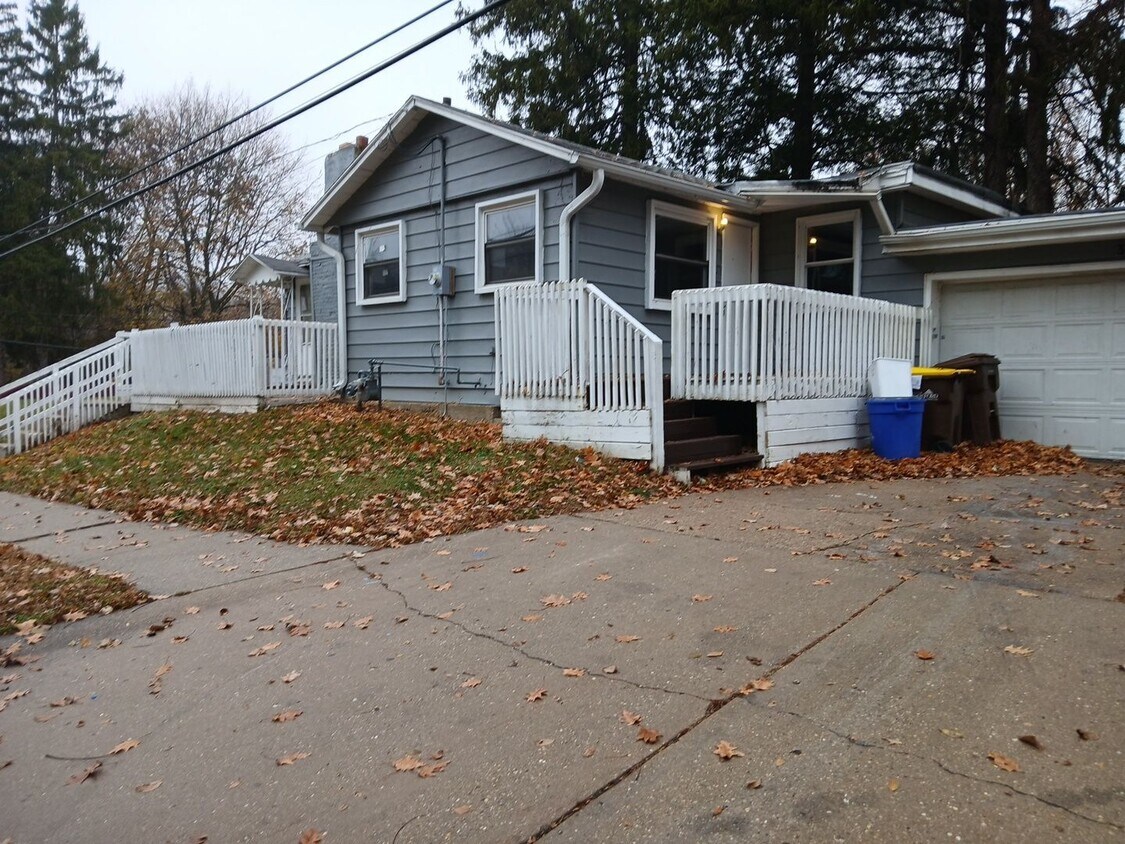 Primary Photo - 3317 Elm St