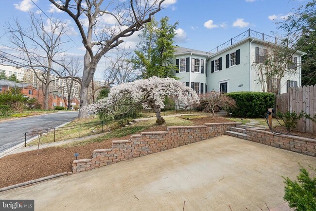 Building Photo - 5305 Saratoga Ave
