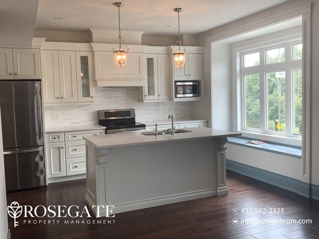 Photo du bâtiment - Spacious 3-Bedroom, 3-Bathroom Hamilton Apartment with Parking & Private Balcony