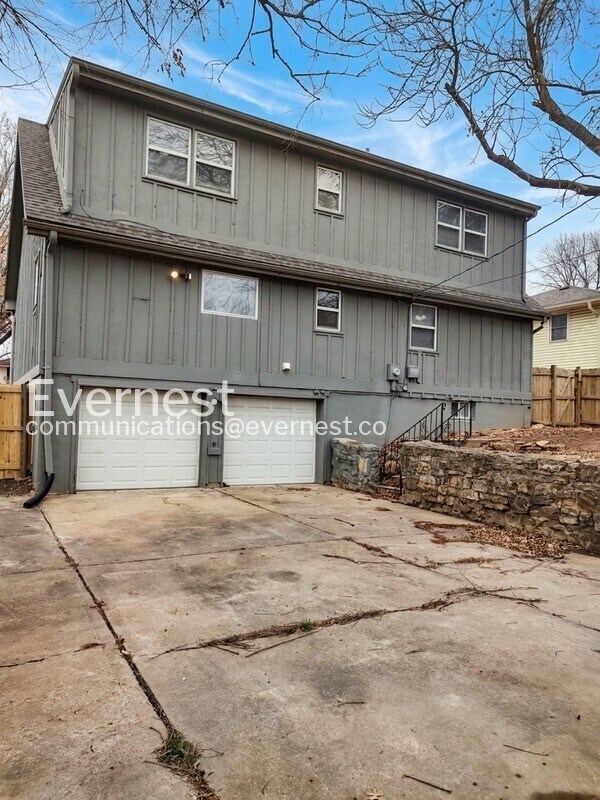 Building Photo - 4 Bed, 2 Bath Home with Garage / Pet-Friendly / Coming Soon!
