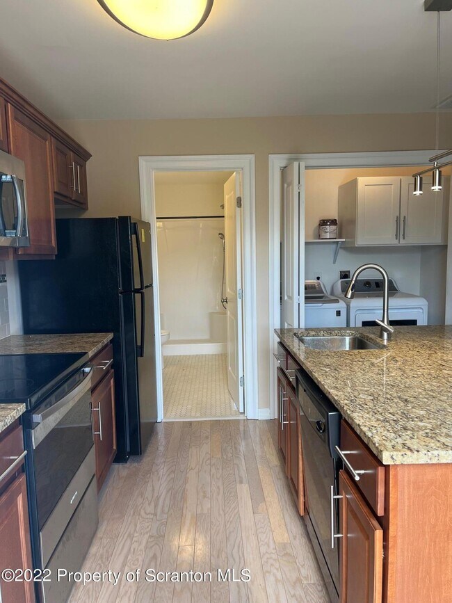 126 Mortimer St Unit 1L, Dunmore, PA 18512 Room for Rent in Dunmore