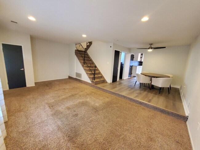 Foto del edificio - Spacious end-unit townhouse, with elegant kitchen, 3-bedrooms & attached garage