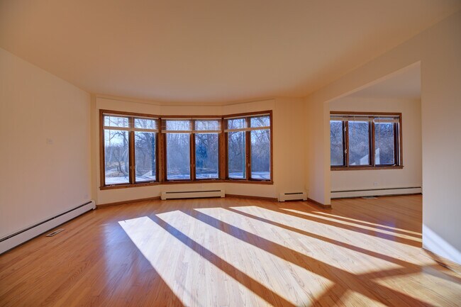 Building Photo - 5715 N Cicero Ave