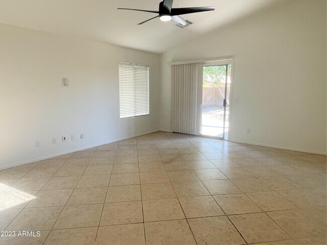 Foto del edificio - 3264 E Waterman St