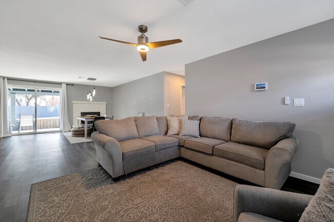 Building Photo - Beautiful Glendale Home With Pool!