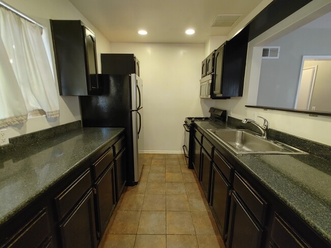 Building Photo - 10996 Roebling Ave