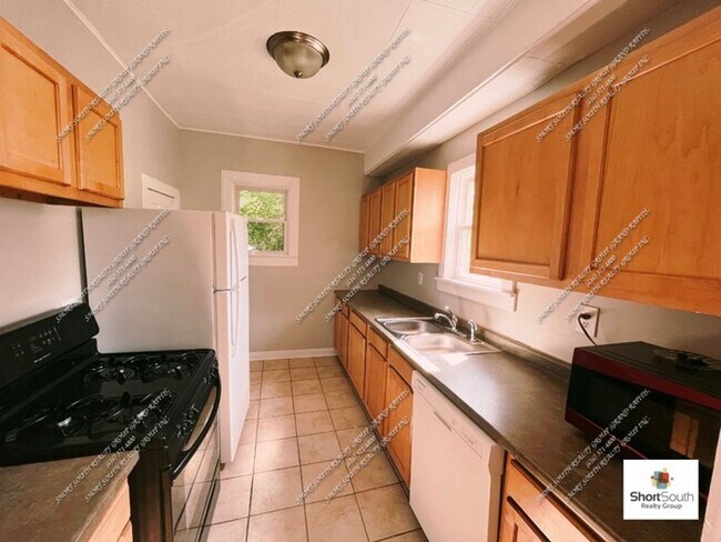 Building Photo - 4 bed 1 bath Single Family Home