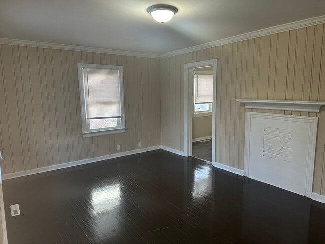Foto del edificio - Four-Bedroom Bungalow with Fenced Yard Nea...