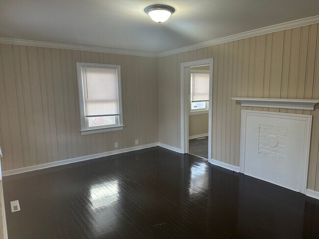 Building Photo - FOUR BEDROOM HOME WITH FENCED YARD!