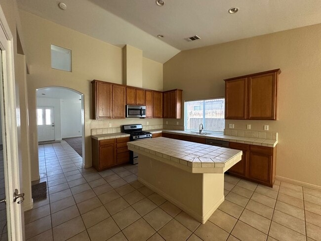 Building Photo - Beautiful and spacious 3 bedroom!