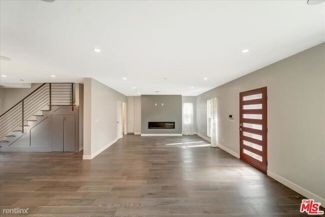 Building Photo - 4 br, 5 bath House - 15239 La Maida St