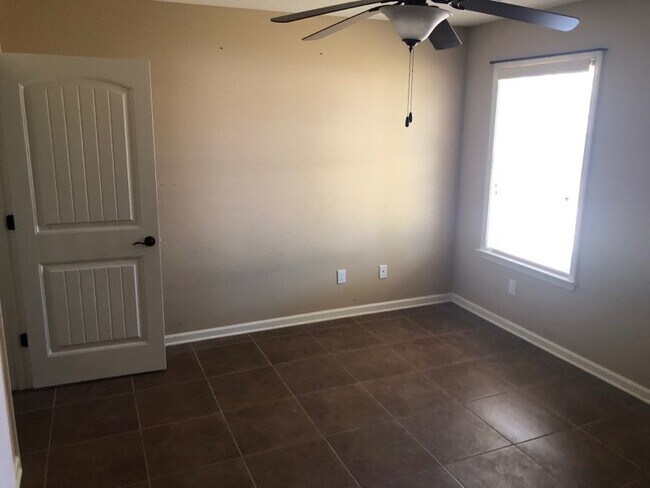 Dormitorio con ventiladores de techo - 107 S Grant St