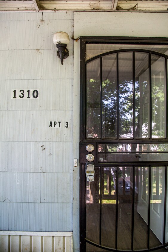 Primary Photo - 1310 Forest Ave