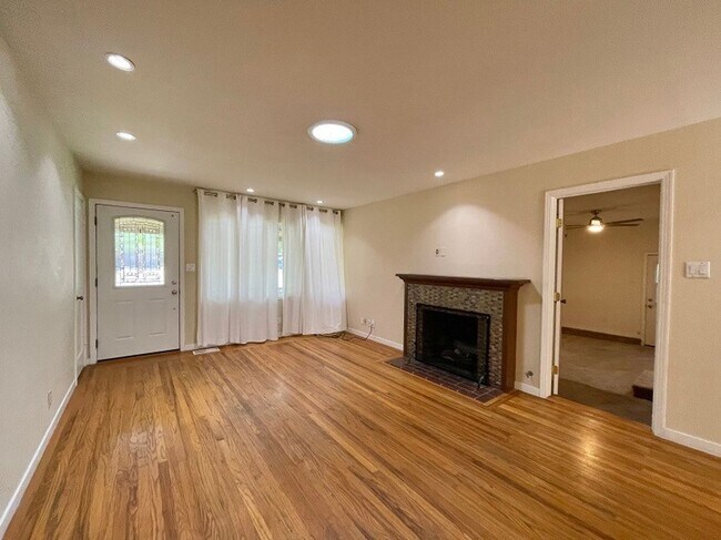 Building Photo - Charming Three Bedroom South Napa Home