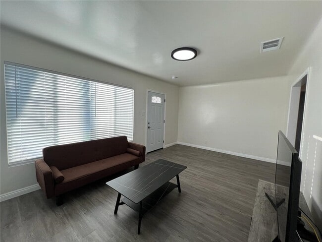 Building Photo - 400 N Moore Ave