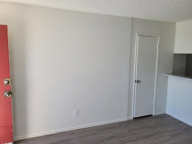 Foto del edificio - 8651-8661 Wilbur Ave