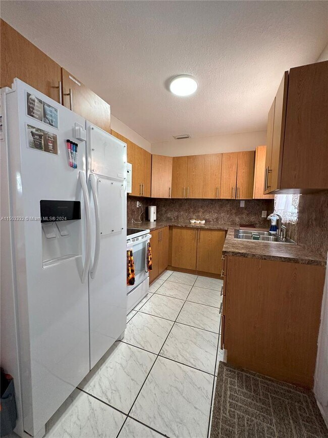Building Photo - 4 bedroom in North Miami FL 33161