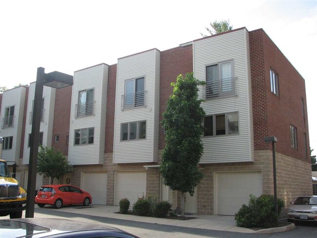 Building Photo - 1013 Linden Ave