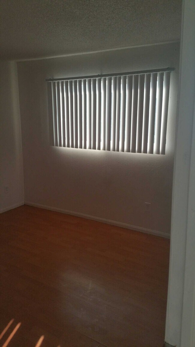 Dormitorio - 10023 Samoa Ave