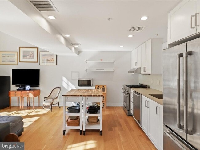 Building Photo - 631 D St SE