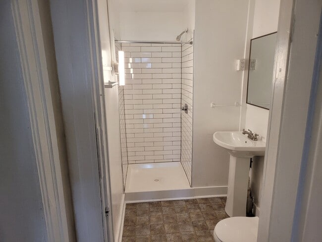 Baño - 309 S Burhans Blvd